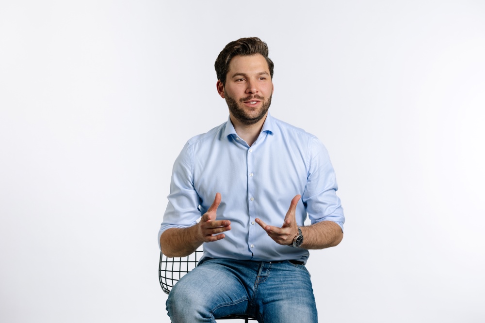 Von der Uni in den Job mit Jens Becker Die Grafik zeigt ein Portrait des Finanzberaters Jens_Frederik Becker im Gespräch