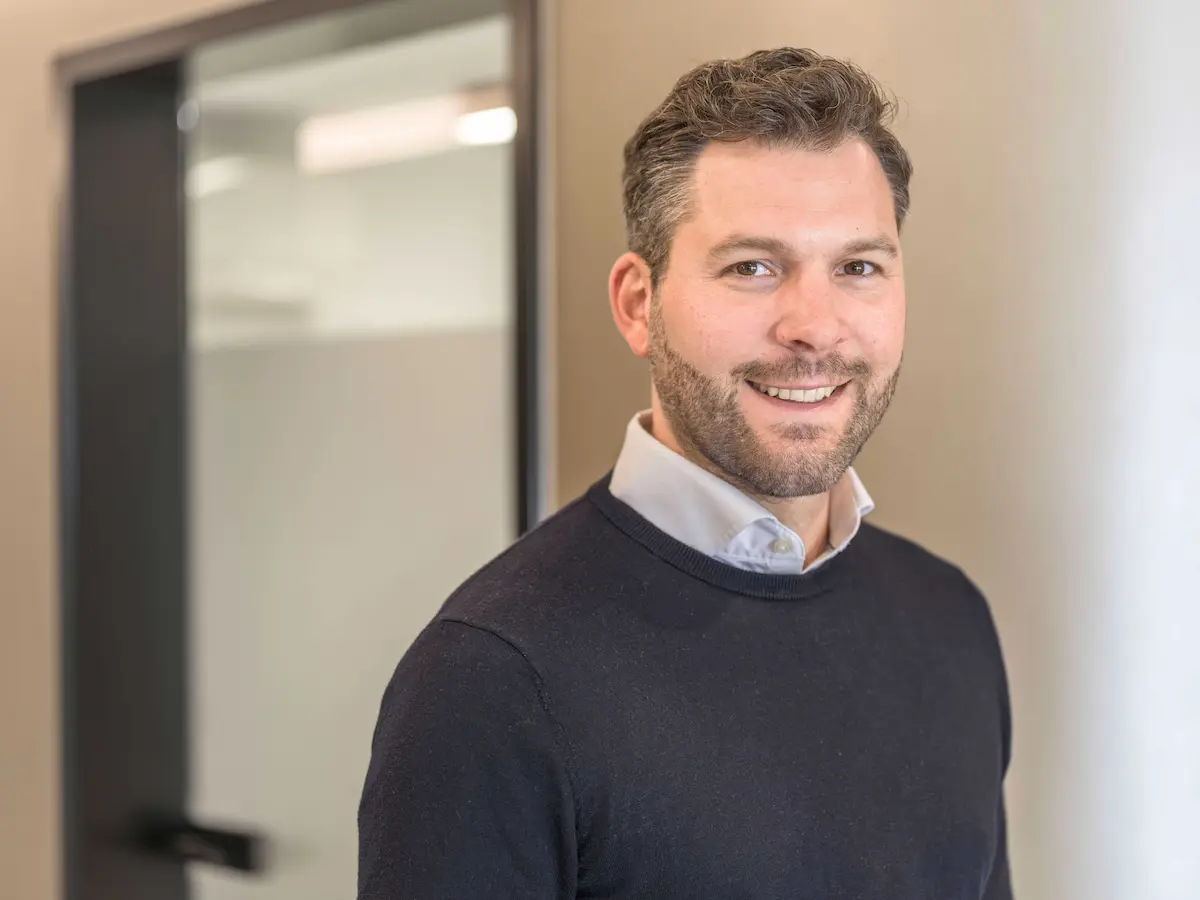 Jens Becker berät zur persönlichen Vorsorge & Geldanlage Die Grafik zeigt ein Profilbild des Finanzberaters Jens-Frederik Becker, der für ZSH Zahnärzte zum Thema Vorsorge und Geldanlage betreut.