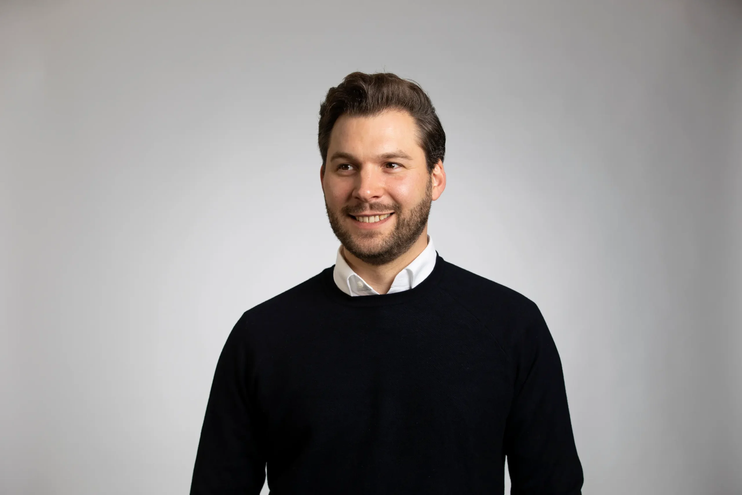 Dein langfristiger Begleiter beim Thema Finanzen Die Grafik zeigt ein Profilbild des Finanzberaters Jens-Frederik Becker, der für ZSH Zahnärzte und Humanmediziner betreut.