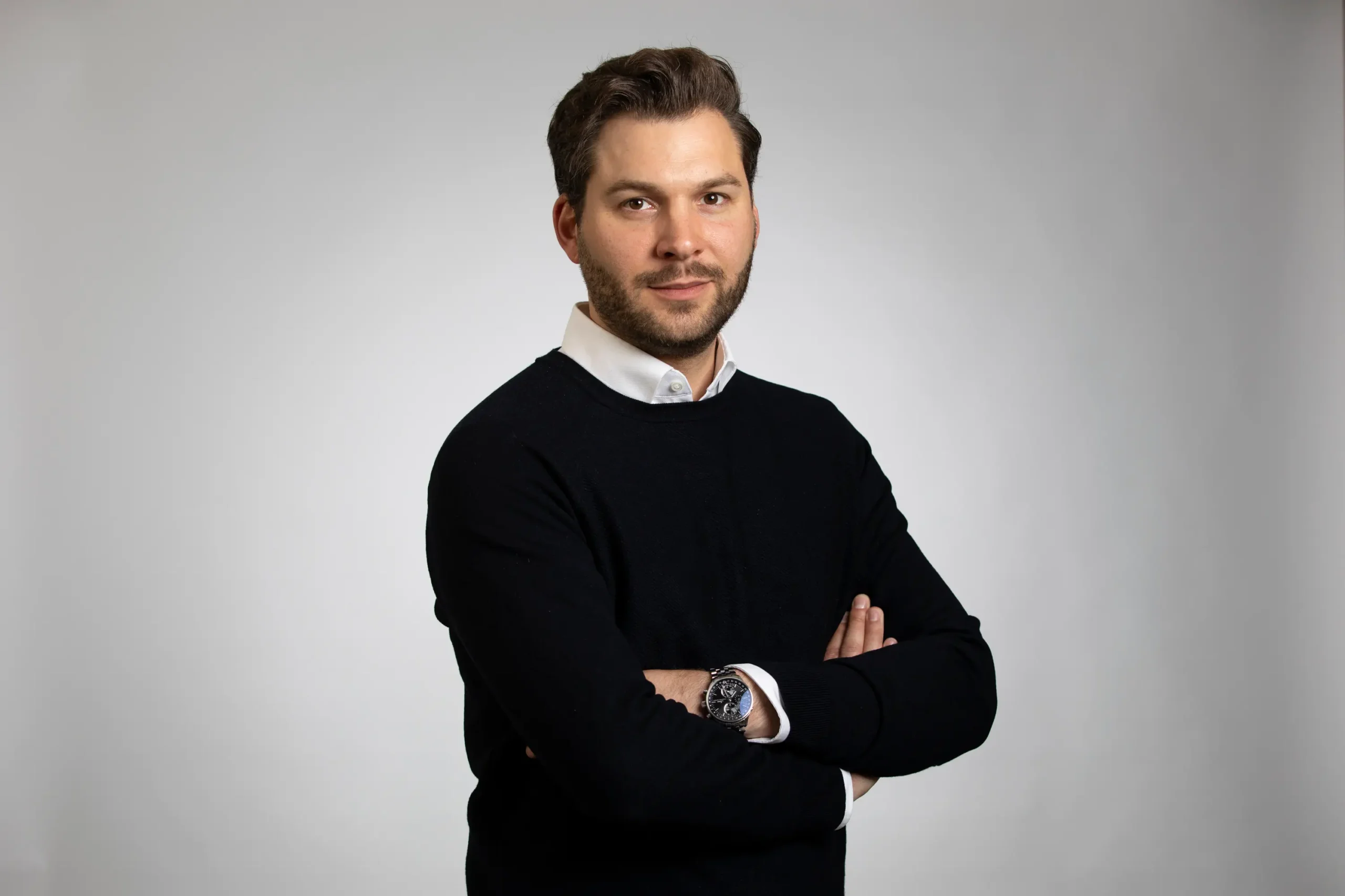 Mit Jens Becker die richtigen Versicherungen für den Praxisstart finden! Die Grafik zeigt ein Portrait des Finanzberaters Jens-Frederik Becker, der für ZSH Zahnärzte zum Thema Praxisabsicherung betreut.