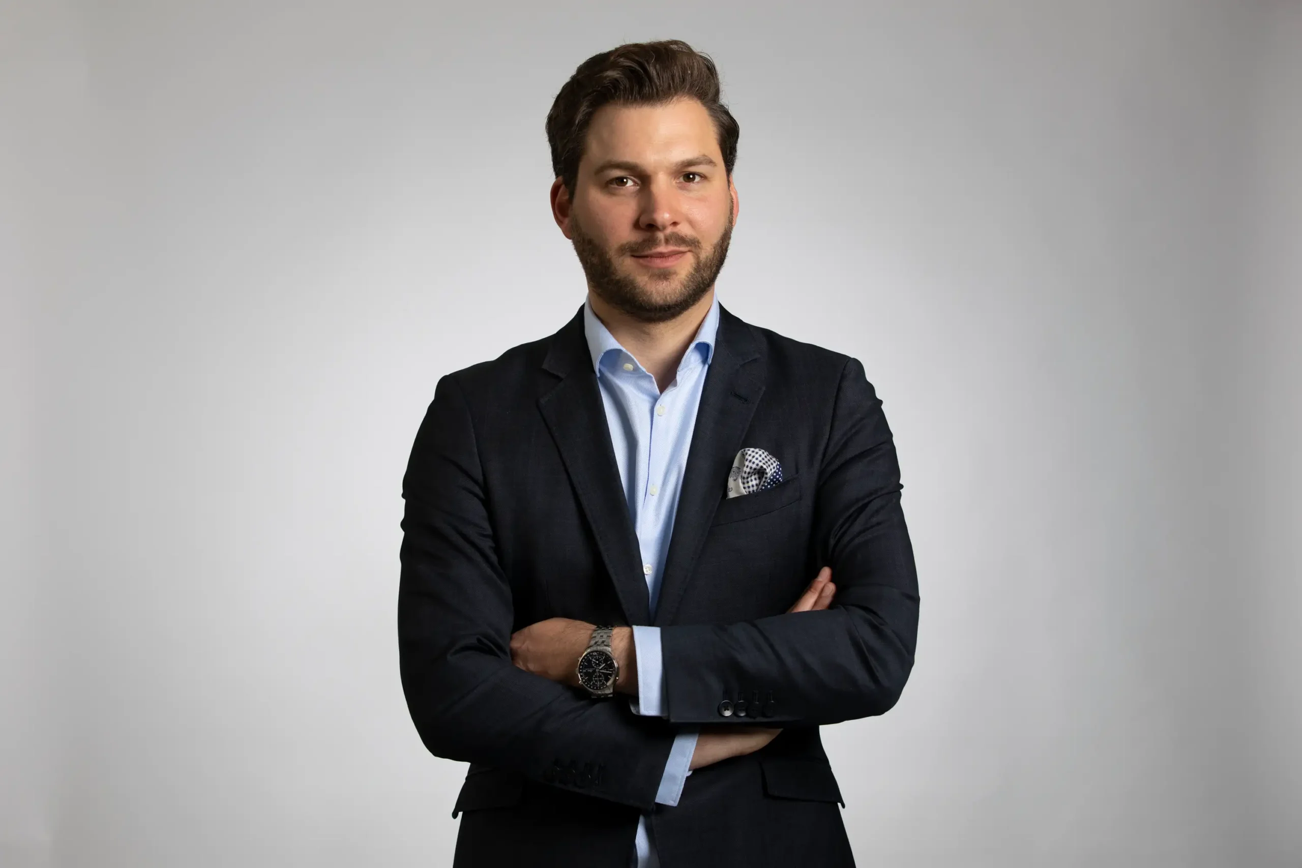 Jens Becker zeigt wie du dich mit Strategie bewirbst Die Grafik zeigt ein seriöses Profilbild des Finanzberaters Jens-Frederik Becker, der für ZSH Zahnärzte betreut.