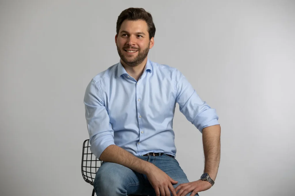 About Jens Becker Die Grafik zeigt ein Bild des Finanzberaters Jens-Frederik Becker, der sich zum seinem Werdegang äußert