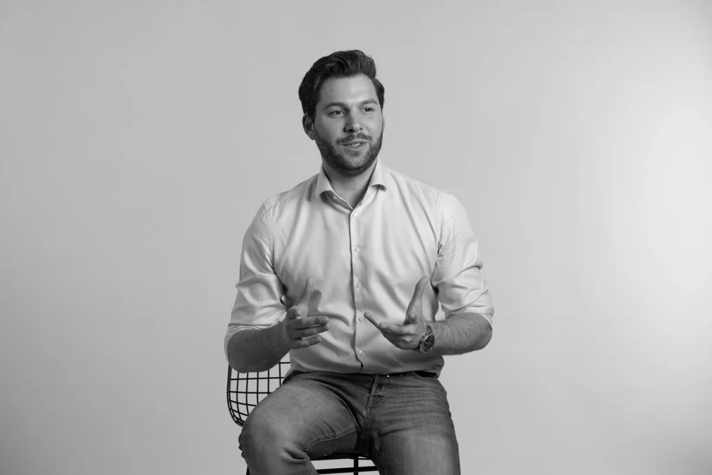 Die Grafik zeigt ein Profilbild des Praxis- und Finanzberaters für Zahnmedizin Jens-Frederik Becker.