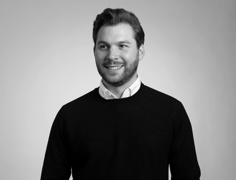 Die Grafik zeigt ein Profilbild des Finanzberaters Jens-Frederik Becker, der für ZSH Zahnärzte und Humanmediziner betreut.