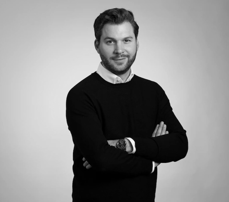 Die Grafik zeigt ein seriöses Profilbild des Finanzberaters Jens-Frederik Becker mit verschränkten Armen, der für ZSH Zahnärzte betreut.