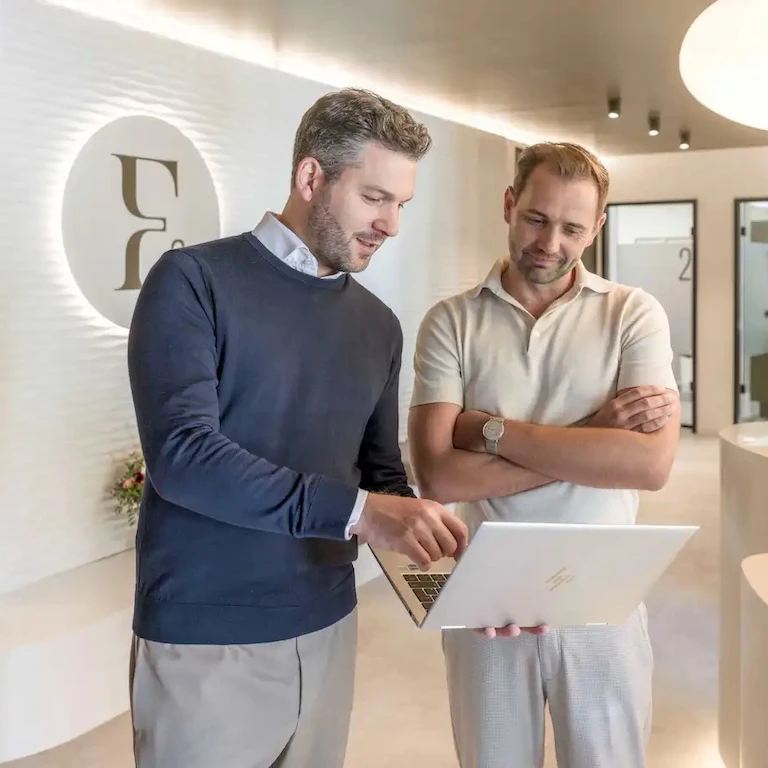 Die Grafik zeigt Finanzberater Jens-Frederik bei der Beratung ein Zahnarztes