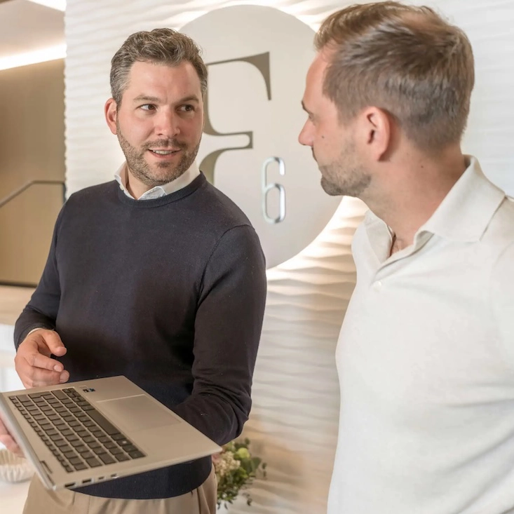 Die Grafik zeigt ZSH Berater Jens-Frederik Becker bei der Beratung eines Zahnarztes zum Thema Finanzen