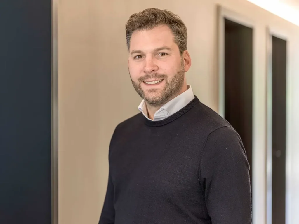 Die Grafik zeigt ein positives Portrait des Finanzberater Jens-Frederik Becker