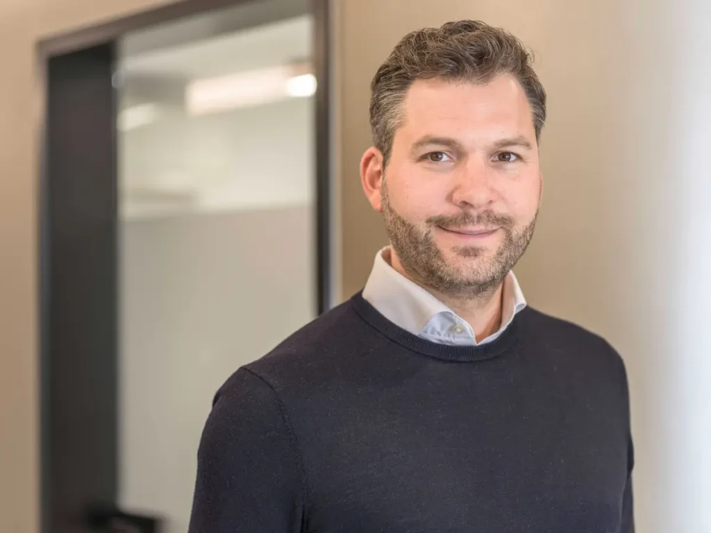 Die Grafik zeigt ein Portrait von Finanzberater Jens Becker