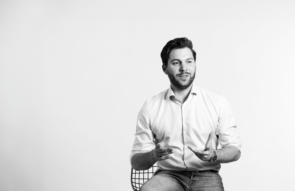 Das Bild zeigt Jens-Frederik Becker, Finanzberater für Zahnärzte in Stuttgart.